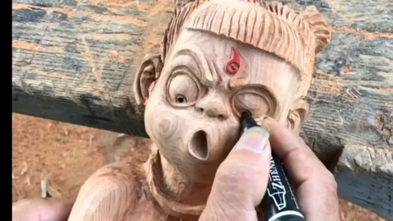 爷爷给孙女雕刻一个哪吒头像